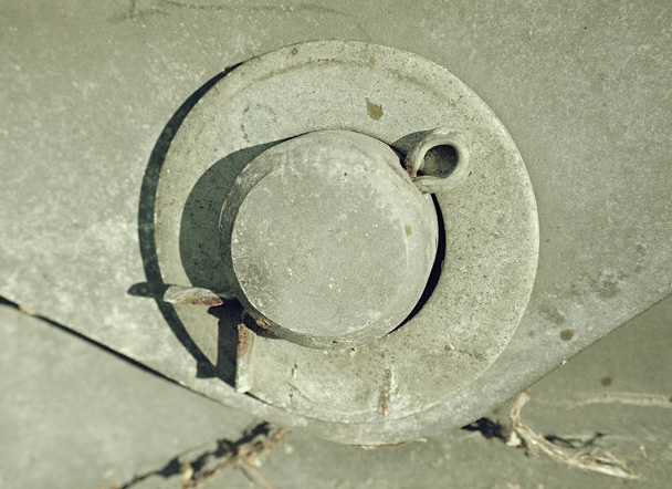 Açık split PIN delik-balta salıncak eklemde güvenlik bölüm olarak. Işın eklem beton ile demonte bağlantı tabanı ile.  - Fotoğraf, Görsel