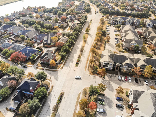 Vista aérea típico bairro residencial à beira do lago em Dallas suburbano, Texas, EUA. Fila de uma única família casa isolada em torno de árvores de folhagem de queda coloridas
 - Foto, Imagem