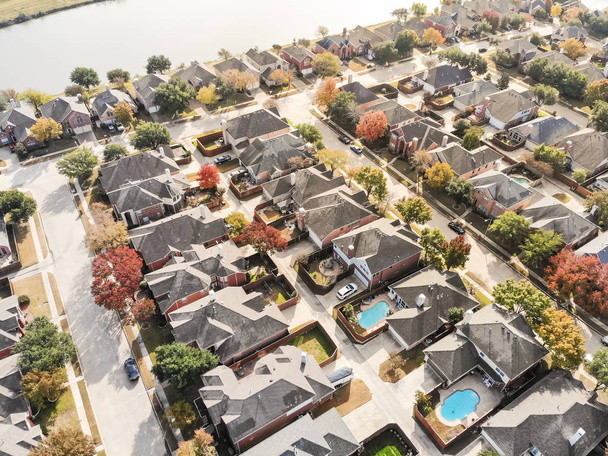 Luchtfoto typische waterkant woonwijk in voorsteden Dallas, Texas, Usa. Nieuwe rivier eengezinswoningen met zwembad omgeven door kleurrijke vallen bladeren - Foto, afbeelding