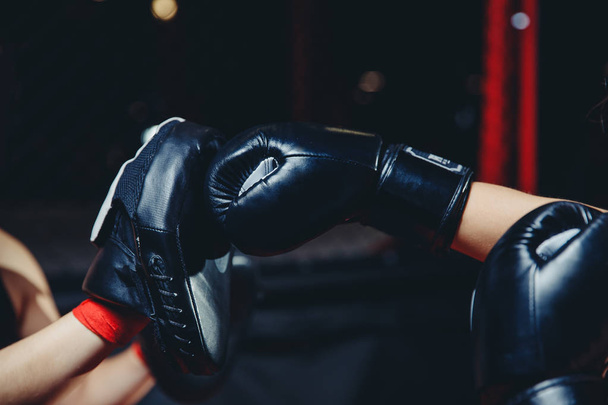 дівчина спортсмен бокс ММА
 - Фото, зображення