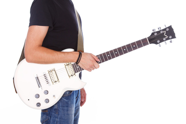 Corpo adolescente parcialmente visto com guitarra electic branca
 - Foto, Imagem