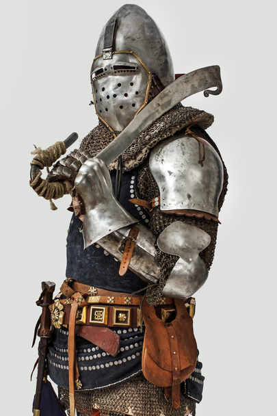 gepantserde ridder met zijn zwaard - Foto, afbeelding