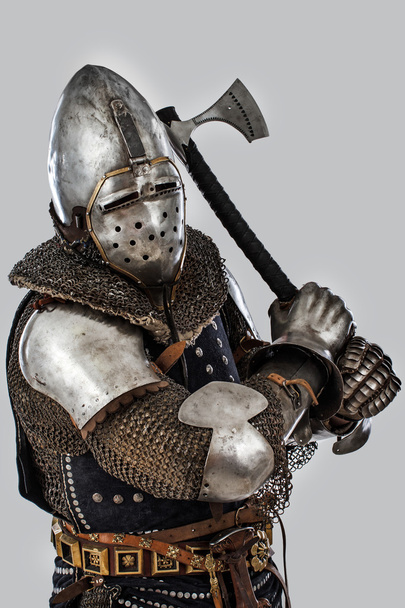 Cavaleiro que é ameaçado com seu machado
 - Foto, Imagem