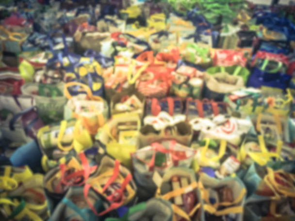 Tono vintage borrosa pila abstracta de bolsa de mano reutilizable de comestibles lleno de alimentos y juguetes para la donación de Acción de Gracias Regalos coloridos regalo de la Iglesia en Texas, América
 - Foto, imagen