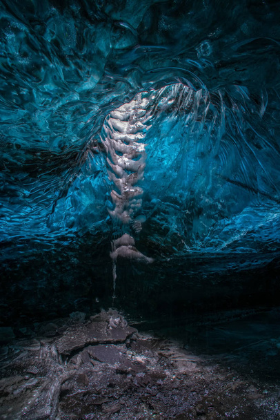 Lodowe Jaskinie lub kryształowych jaskiń w Lodowce Islandii są naprawdę fascynujące cud natury. Lodowiec niebiesko oszklone wieje i tworzy niesamowite jaskinie. Bieżącą wodą i czarnym piaskiem. - Zdjęcie, obraz