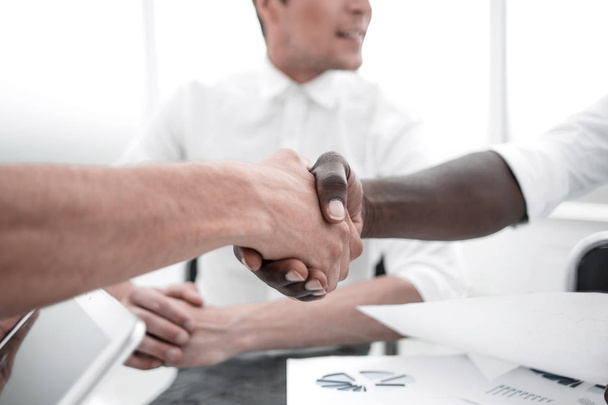 close up.handshake parceiros de negócios sentados na mesa
 - Foto, Imagem