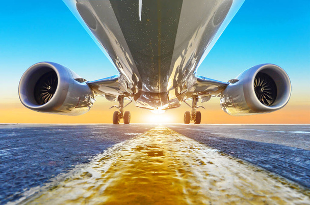 Passagier vliegtuig is geparkeerd, bekijken van onderen met fel licht - Foto, afbeelding