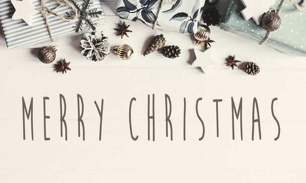 フラット モダンなクリスマスのメリー クリスマス テキストは、装飾品やギフト ボックス、テキスト用のスペースと上面に置きます。季節のグリーティング カード。幸せな休日や新年あけましておめでとうございます - 写真・画像