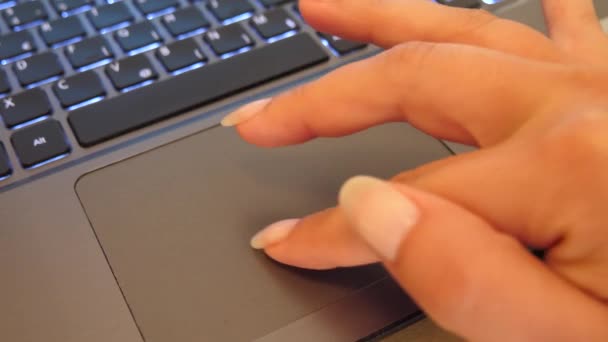 Mão de fêmea criativa usando mouse pad em seu escritório
. - Filmagem, Vídeo