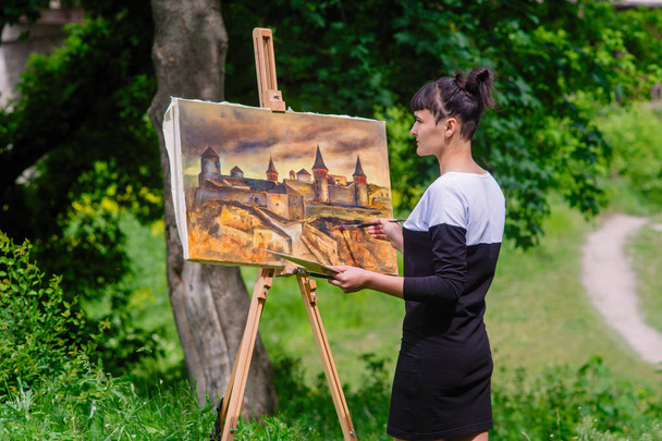 The artist is at work. Draws a picture of the fortress. Kamyanets-Podilsky. - Photo, Image