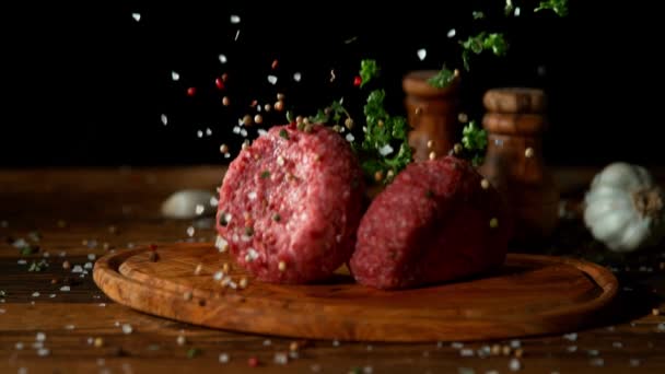 Super slow motion of falling spices on beef minced hamburger meats, filmed on high speed cinema camera, 1000 fps. - Séquence, vidéo
