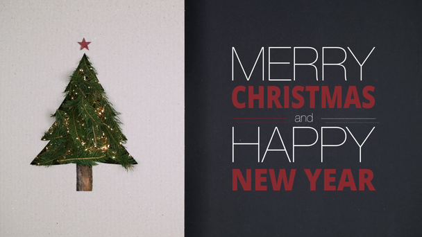 オーバーヘッド メリー クリスマスと新年あけましておめでとうございますと段ボールにライトを点滅するいると自然のクリスマス ツリー松装飾。トップ ビューの垂直ループ。クリスマス ホリデー シーズン社会カード background.4k ビデオ - 映像、動画