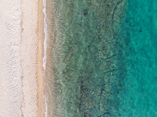 Drone vista aérea de cima de praia de areia, água do mar verde e azul
. - Foto, Imagem