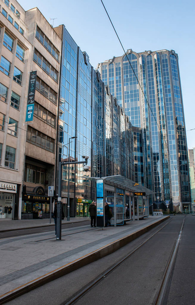 Modern glass buildings in central Birmingham with a modern tram stop in the foreground. - Фото, изображение