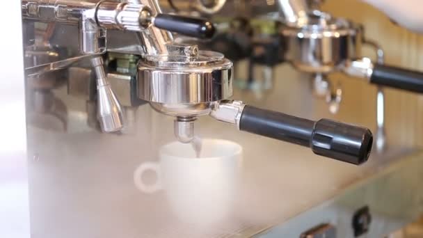 Café derramado em uma xícara branca de máquina de café, vapor
 - Filmagem, Vídeo