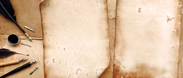 Vintage conjunto de escrita com papel velho na textura de madeira marrom com pena e tinta
   - Foto, Imagem