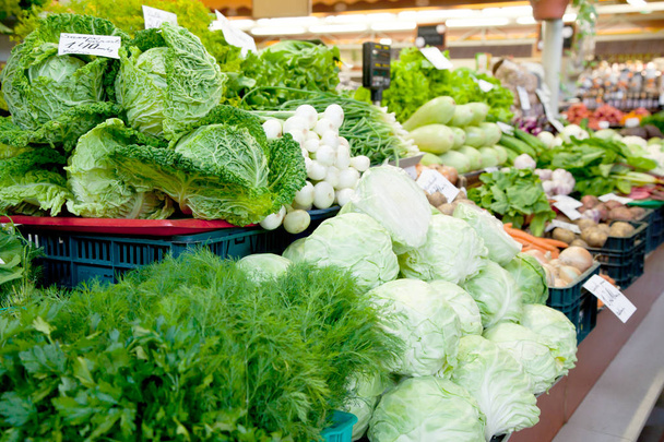 Çeşitli renkli taze meyve ve sebzelerle meyve pazarı - Fotoğraf, Görsel