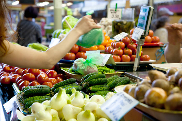 Ovocný trh s různými barevnými čerstvými ovoci a zeleninou - Fotografie, Obrázek