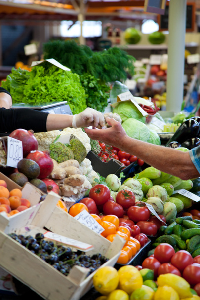 Αγορά φρούτων με διάφορα πολύχρωμα φρέσκα φρούτα και λαχανικά - Φωτογραφία, εικόνα