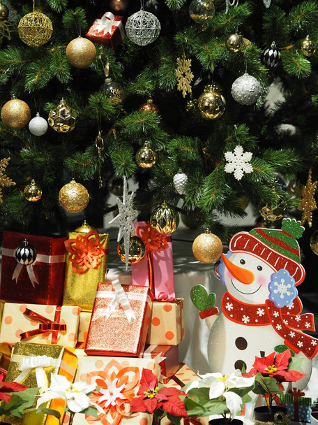 Κουτί μάζας δέντρο χριστουγεννιάτικο γαρνιτούρες διακόσμηση δώρο του Χριστού χρωματιστές μπάλες χιόνι υδρόγειο κουδούνι Καρυοθραύστης φώτα  - Φωτογραφία, εικόνα