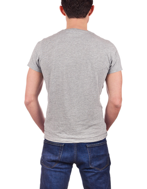 Rückansicht eines jungen Mannes, der ein leeres graues T-Shirt auf weißem Hintergrund trägt - Foto, Bild