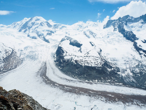 Gyönyörű hegyi táj, kilátással a Matterhorn-Svájc. - Fotó, kép