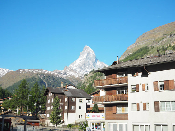 Matterhorn formu zermatt İsviçre manzarasına sahip güzel dağ manzarası. - Fotoğraf, Görsel