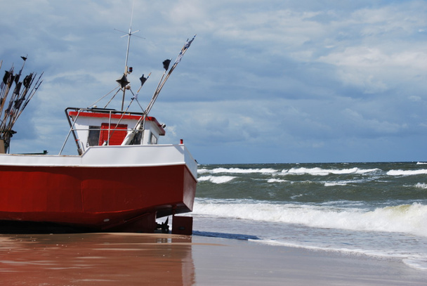 barco de pesca vermelho único
 - Foto, Imagem