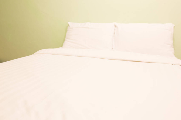 weiße Bettwäsche und Kissen - Foto, Bild