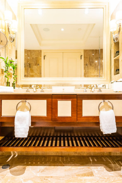 hermoso grifo de lujo y decoración del fregadero en el interior del baño
 - Foto, Imagen