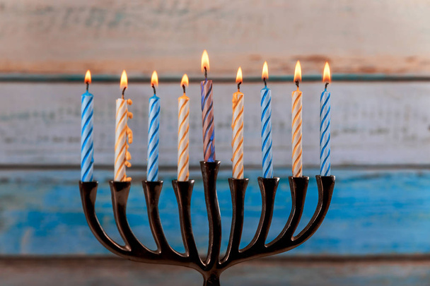 すべてユダヤ人のシンボルの休日に灯明祭キャンドル - 写真・画像