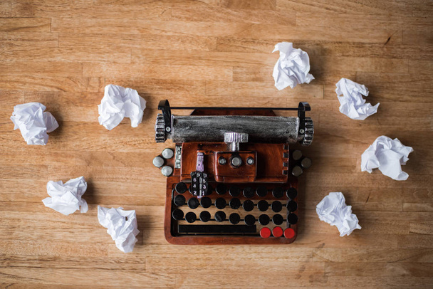 retro máquina de escrever com papel parafusado falhou na mesa em casa
 - Foto, Imagem