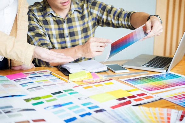 Profesionální kreativní architekt grafické desiner okupace výběr barev pantone palety vzorků pro projekt stolním počítači office - Fotografie, Obrázek