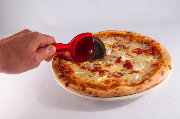 A kép műanyag piros pizza vágó kés vágó kés - Fotó, kép