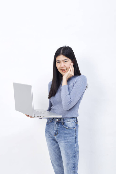 Linda mão de mulher asiática segurando a voz do laptop ativada em um fundo branco, ideias de design para a tecnologia
 - Foto, Imagem