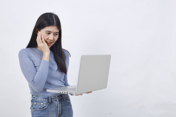 Красивая азиатская женщина держит в руках ноутбук голос активирован на белом фоне, дизайн Идеи для технологии
 - Фото, изображение