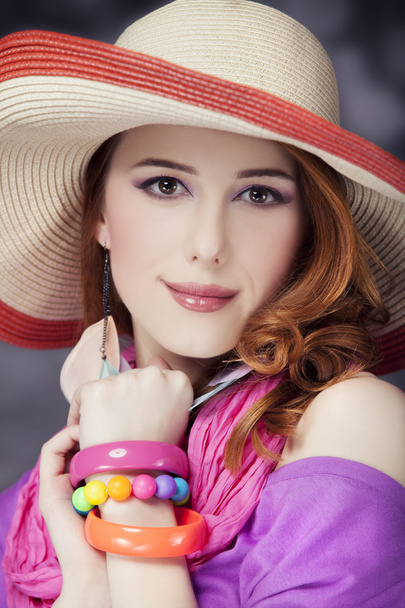 Bella ragazza dai capelli rossi in cappello su sfondo bokeh
 - Foto, immagini