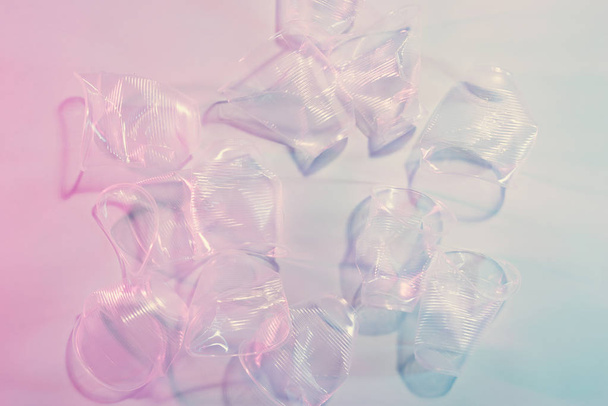 Plastové kelímky v haldy na světlé pozadí - Fotografie, Obrázek