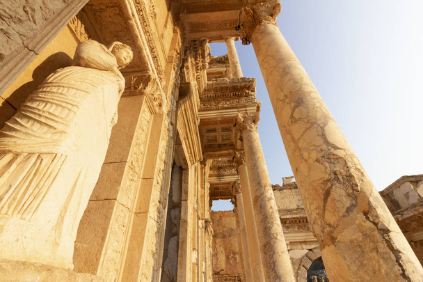 Miejsca publiczne biblioteki Efezu światowego dziedzictwa zabytkowego miasta Turcji. - Zdjęcie, obraz