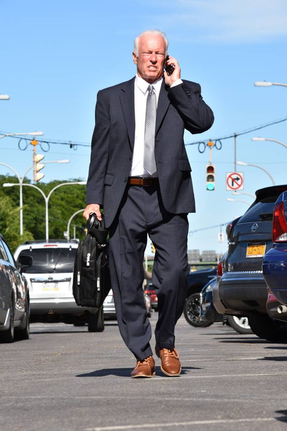 Gefühlloser Geschäftsmann Unternehmer im Business-Anzug zu Fuß - Foto, Bild