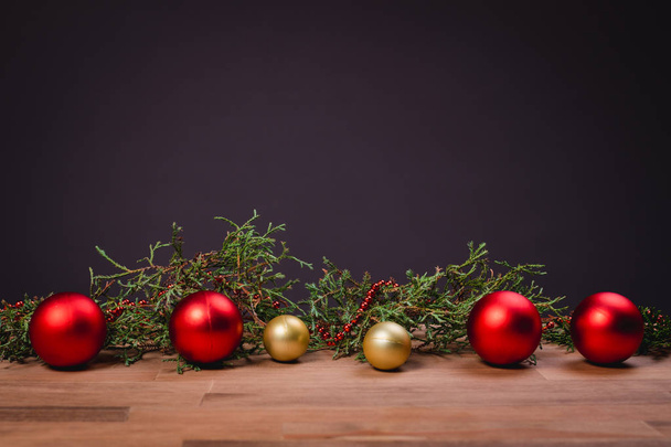 Kerstdecoratie op houten achtergrond, kerstkaart, close-up. - Foto, afbeelding