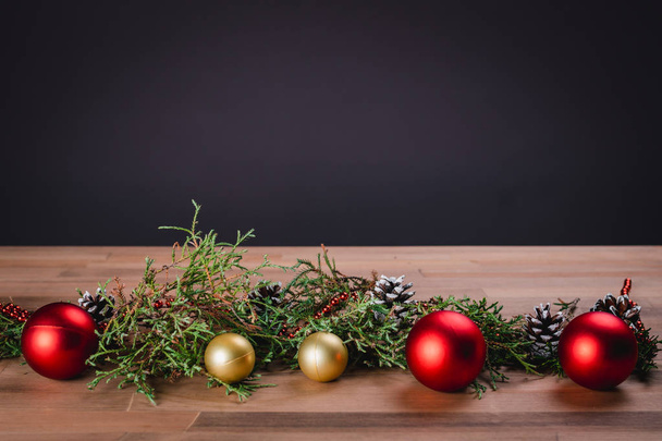 Kerstdecoratie op houten achtergrond, kerstkaart, close-up. - Foto, afbeelding