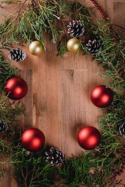 Kerstdecoratie op houten achtergrond, kerstkaart, close-up. Bovenaanzicht - Foto, afbeelding