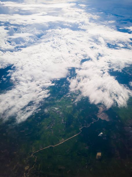 Wysoki kąt widzenia chmur w samolocie - Zdjęcie, obraz