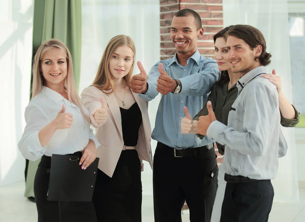 portrait of modern business team showing thumb up - Foto, afbeelding