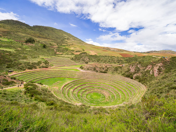 Kilátás a régészeti Moray helyén Peruban, közel Cuzco és a falu Maras - Fotó, kép