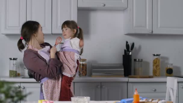 Mamá y el niño con síndrome de Down relajarse en la cocina
 - Metraje, vídeo