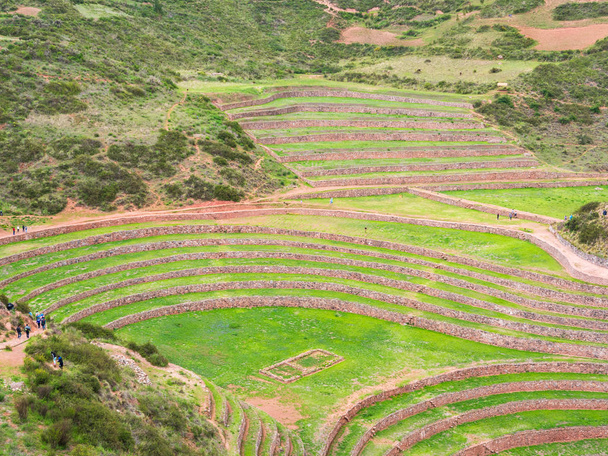 Θέα στον αρχαιολογικό χώρο του Μόρει στο Περού, κοντά στο Κούζκο και το χωριό Maras - Φωτογραφία, εικόνα