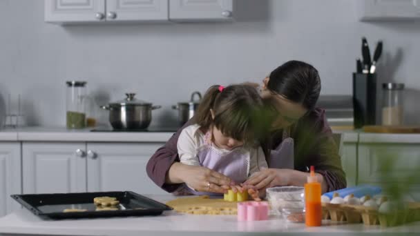 Speciální potřeby dítěte s matkou vysekávání soubory cookie - Záběry, video