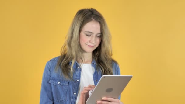 Young Pretty Girl Browsing Internet, Using Tablet - Metraje, vídeo